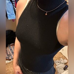 Size medium turtleneck tank top! Color black and brand unknown:(